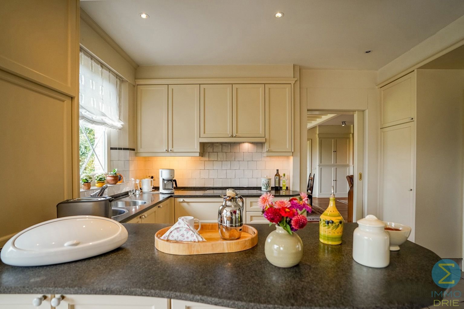 Exclusieve villa met bijgebouwen op 6.660m² grond foto 9