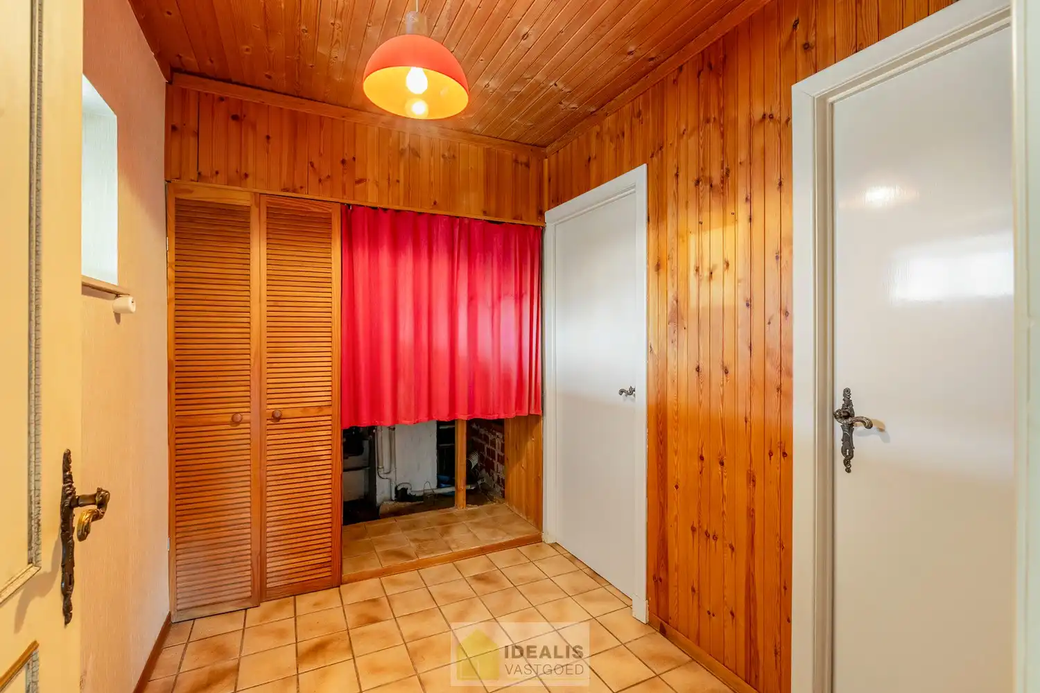 IDEALIS VASTGOED - Aangename vrijstaande woning op toplocatie te Boseind, Pelt. Deze woning omvat maar liefst +-149m² netto bewoonbare oppervlakte op een perceel van 6a 35ca met een ruime woonkamer met aansluitend uitgeruste keuken, maar liefst 3 slaapkamers of 2 slaapkamers met ruime dressing, badkamer, wasplaats, veranda en zeer ruime garage vlakbij de dorpskern van Boseind, Pelt! Uiterst geschikt voor kandidaten op zoek naar een naar eigen wens te renoveren betaalbare woning. foto 13