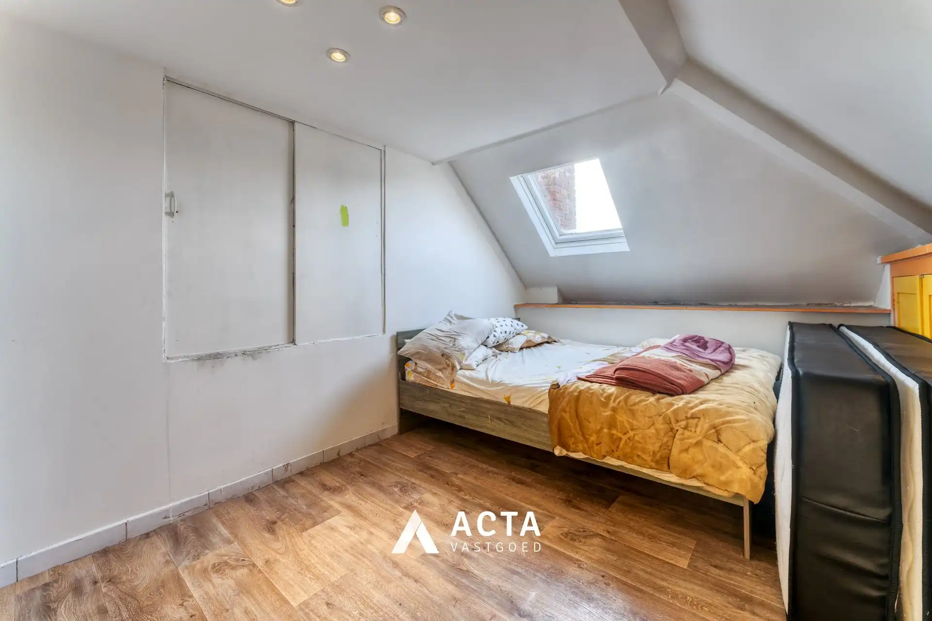 Halfopen bebouwing met vier slaapkamers in Mariakerke foto 14