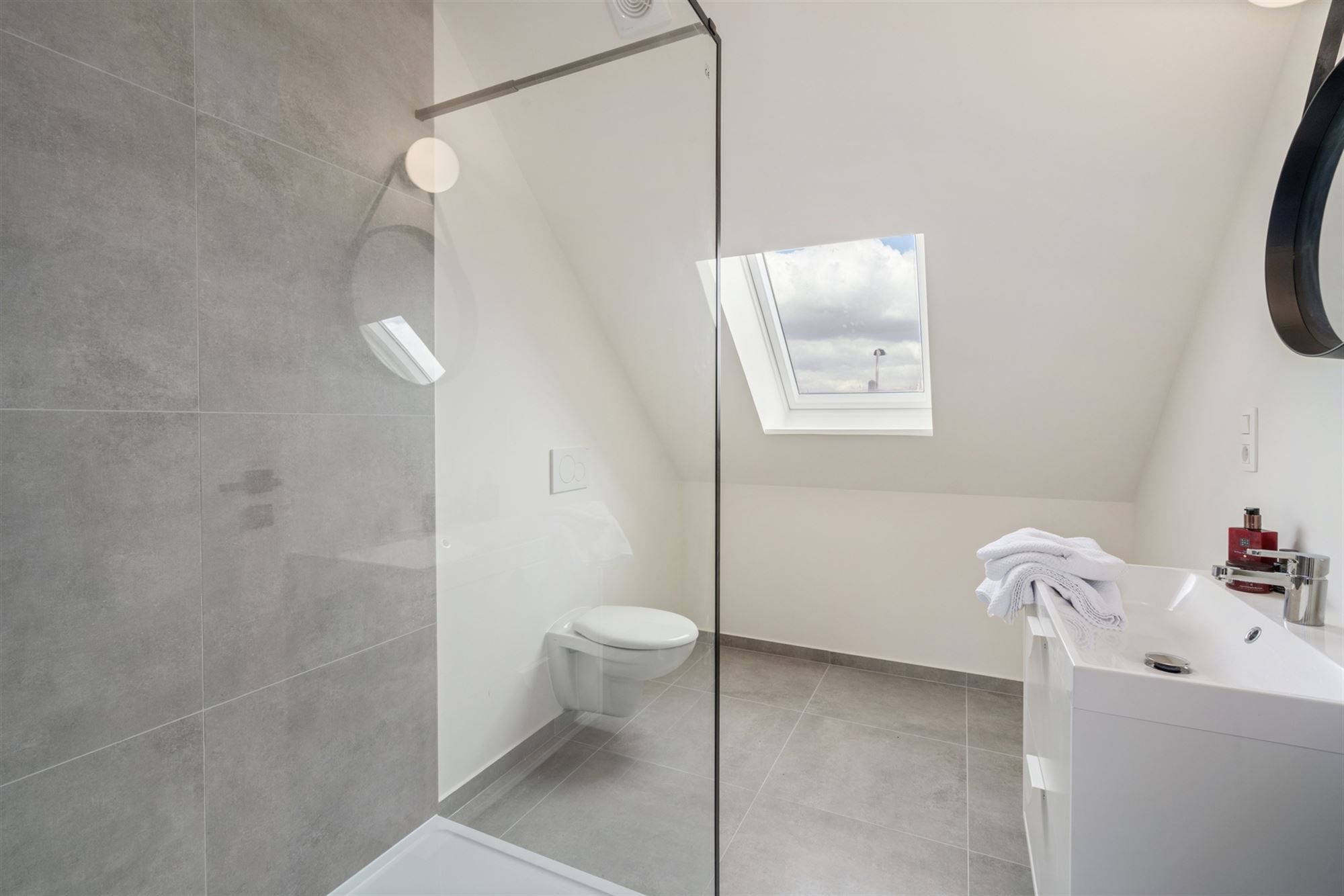 Stijlvolle, volledig gerenoveerde, INSTAPKLARE / WOONKLARE WONING (HOB) met 3 slaapkamers, 2 badkamers en garage op 756 m² foto 24