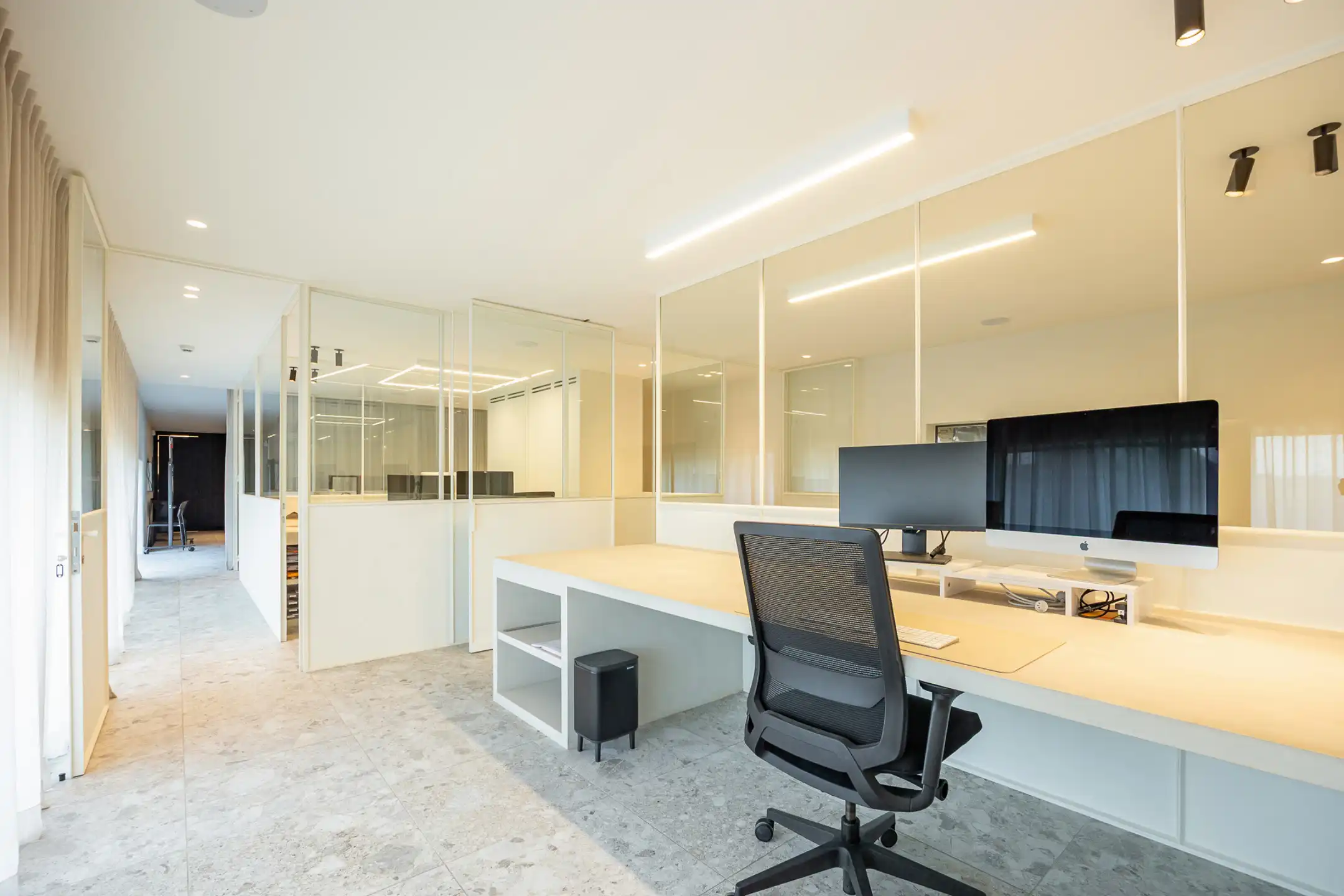 Magazijn met showroom, kantoren en prachtige woning te koop foto 9