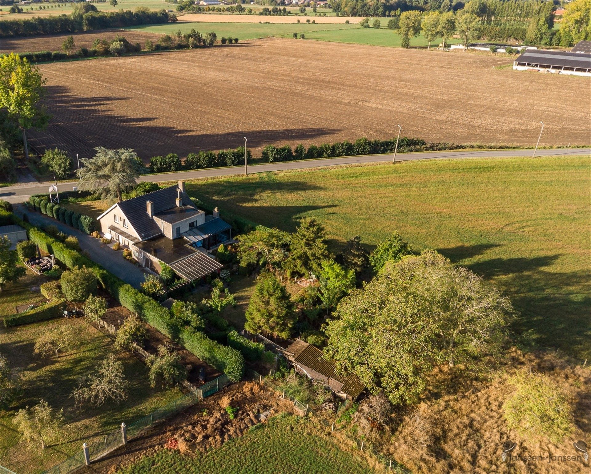 Te renoveren woning op unieke landelijke locatie! foto 3