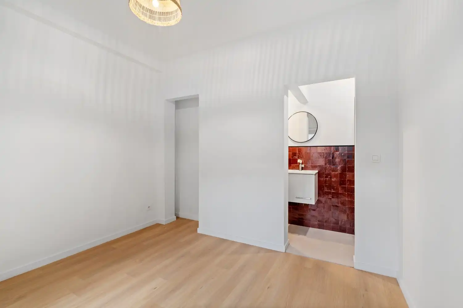 Volledig gerenoveerd gelijkvloersappartement met privatieve koer op topligging tussen het Brugmannplein en het Kasteleinsplein foto 8