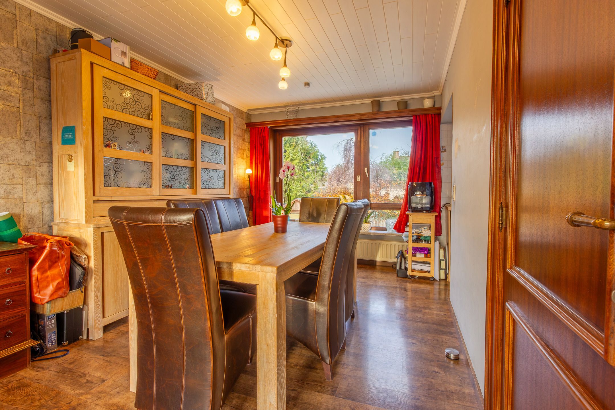 Charmante gezinswoning met potentieel, grote oprit en tuin foto 5