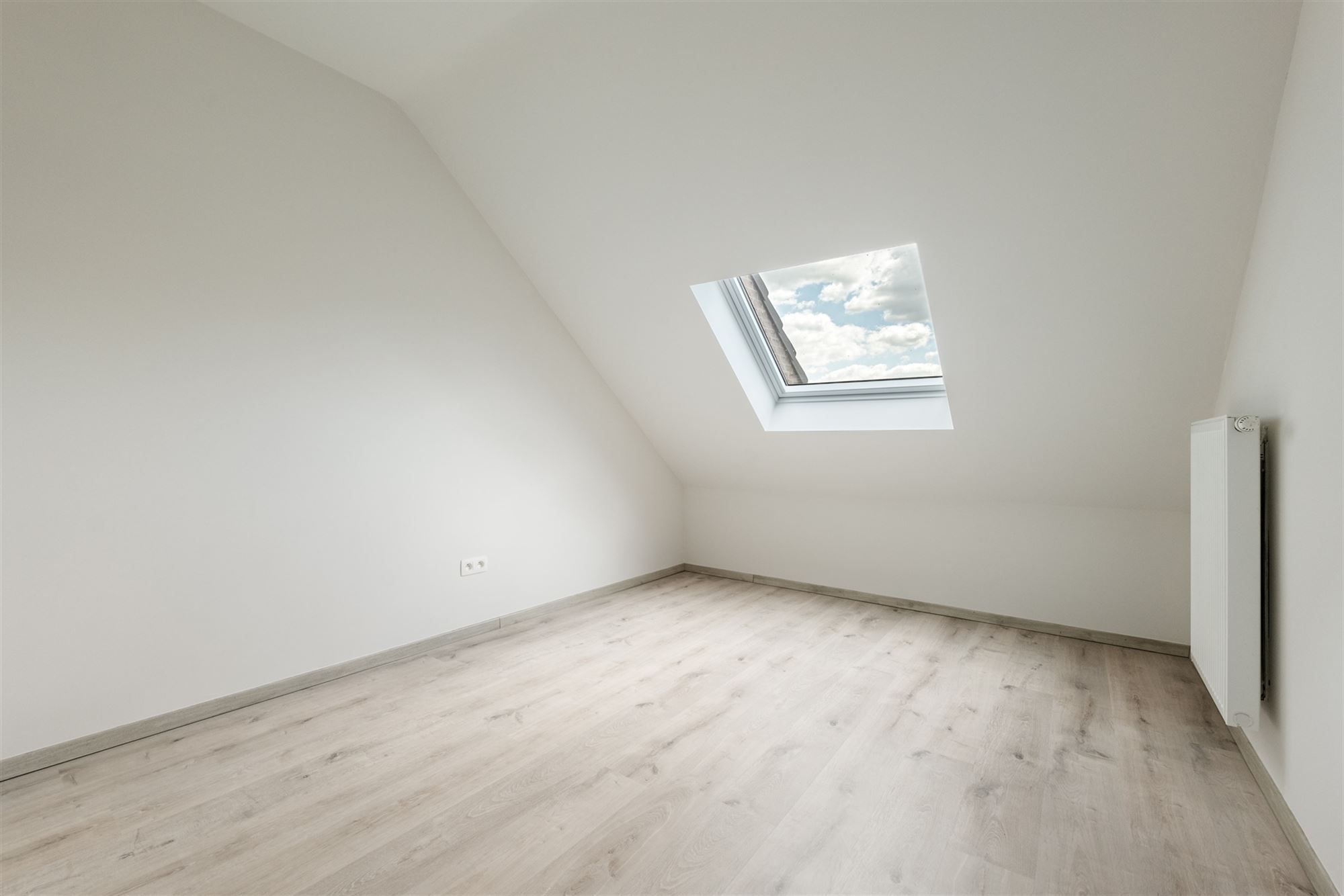 KNAP APPARTEMENT MET 3 SLKS EN STAANPLAATS IN LANDEN  foto 25