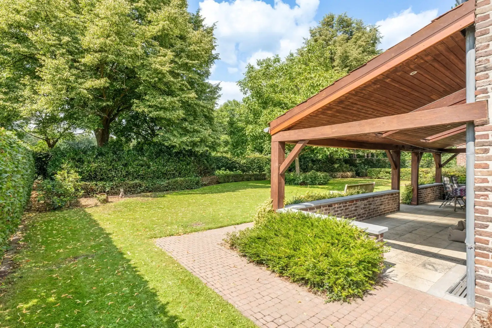 Ruim, karaktervol landhuis met parkachtige tuin op perceel van 16a29ca. foto 7