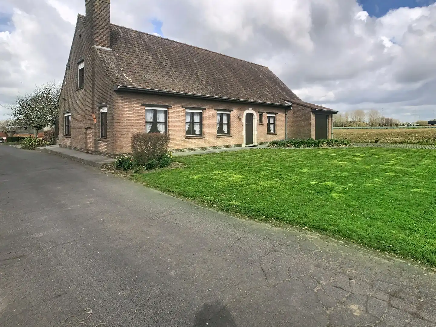 Verzorgde,  alleenstaande woning met alle voorzieningen op het gelijkvloers, en garage  foto {{pictureIndex}}