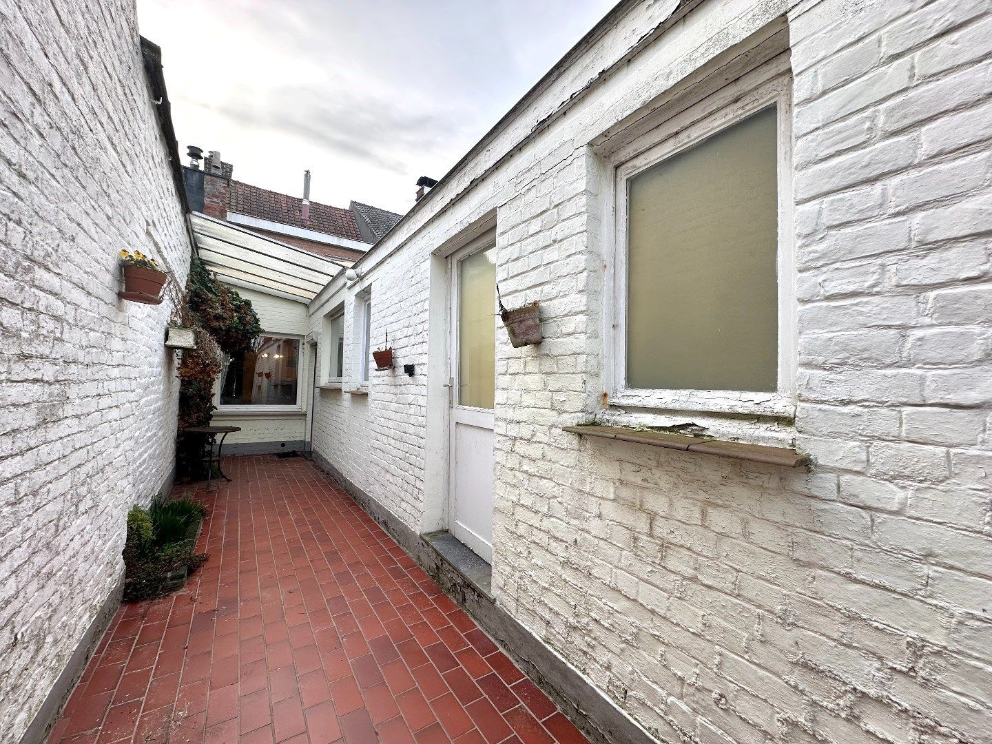 Rijwoning met garage en uitweg te koop in het centrum van Stasegem! foto 11