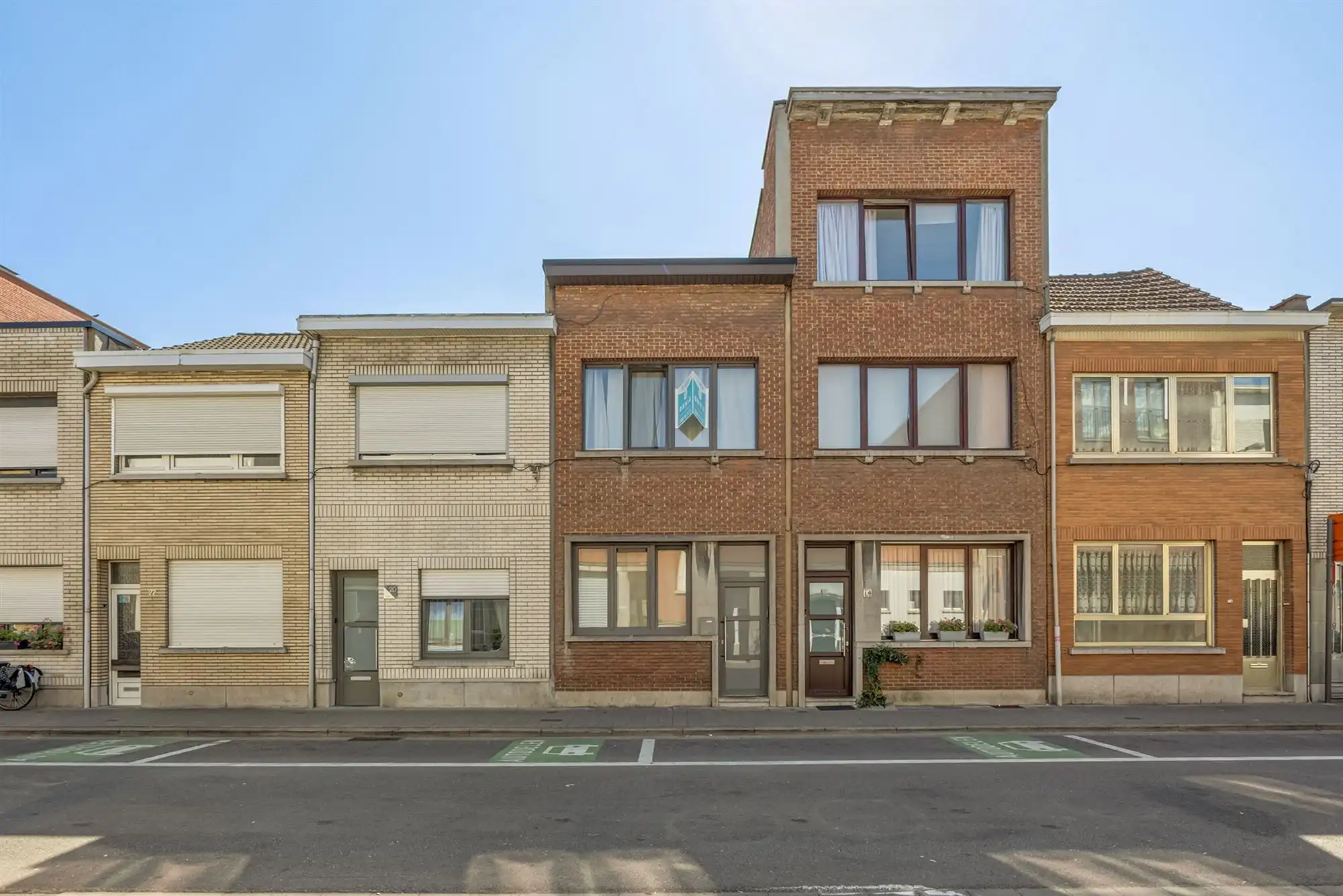 Instapklaar eengezinswoning met 3 slaapkamers en tuin foto {{pictureIndex}}