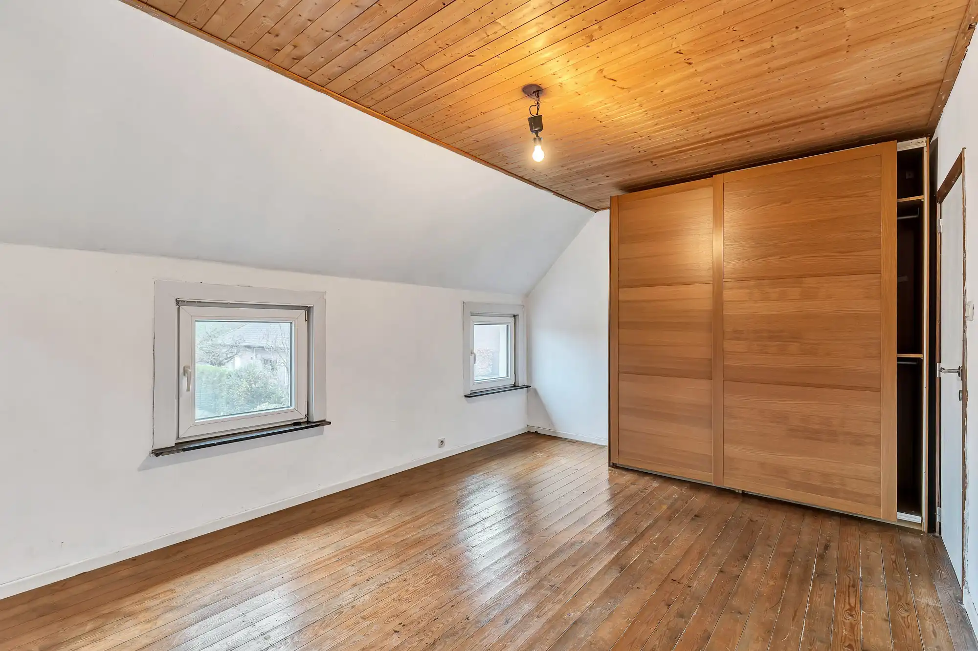 Gezellige rijwoning met tuin en achteruitweg foto 9