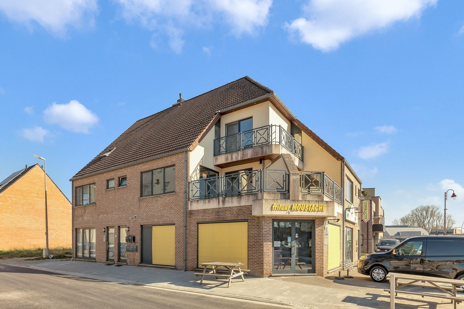 Opbrengsteigendom met 4 verhuurde appartementen en bouwgrond foto 2