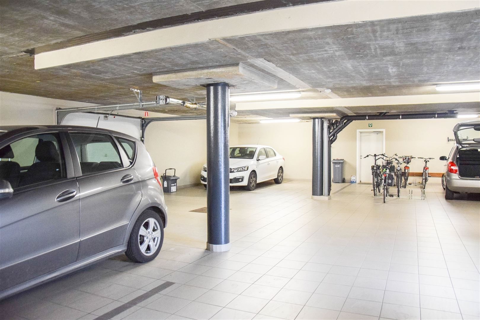 Centraal gelegen, instapklaar appartement met parking foto 13
