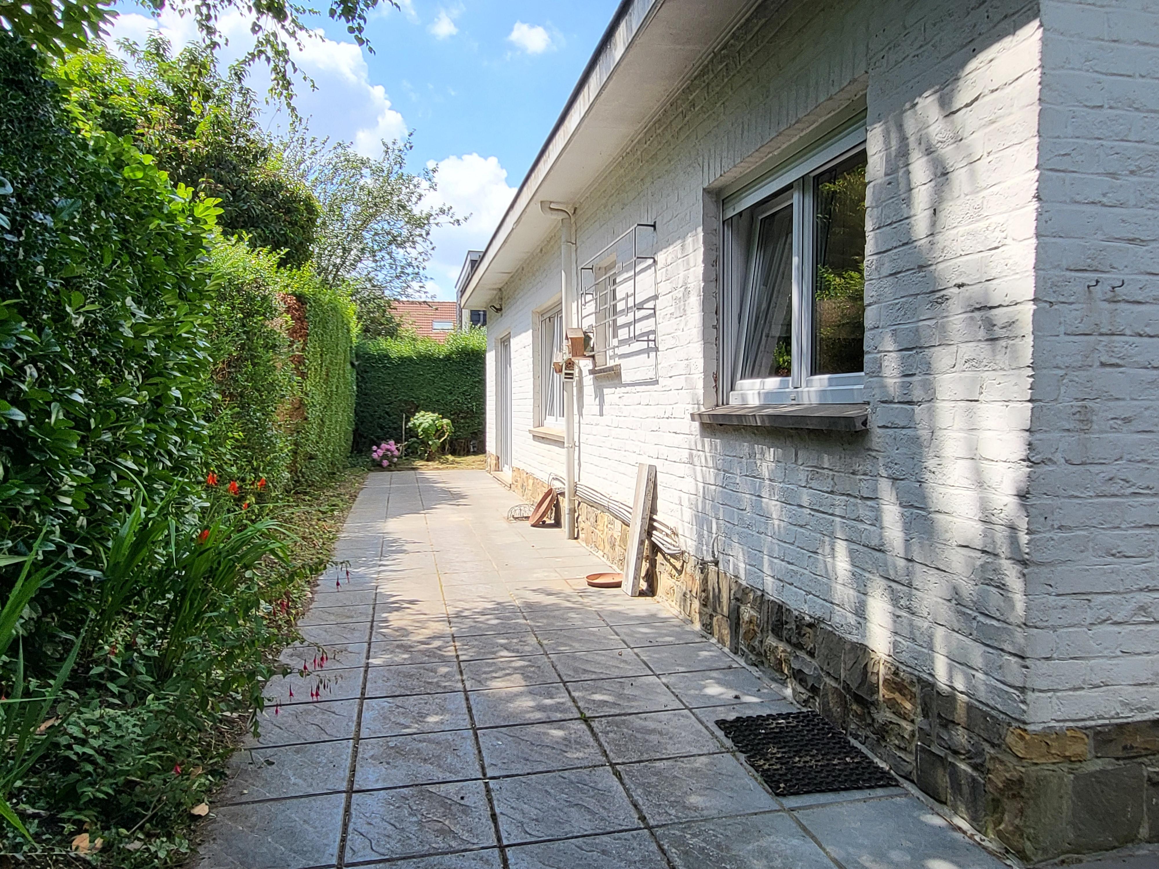 Charmante open bebouwing op 286m² gelegen in het groen met garage.  foto 5