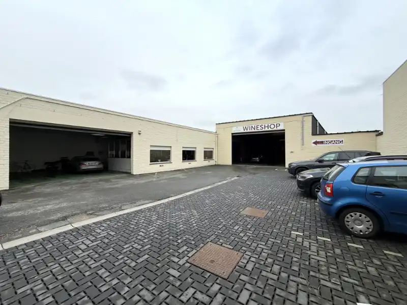 B2B winkel / magazijn met kantoren en parking – Sint-Amandsberg (Gent) foto {{pictureIndex}}