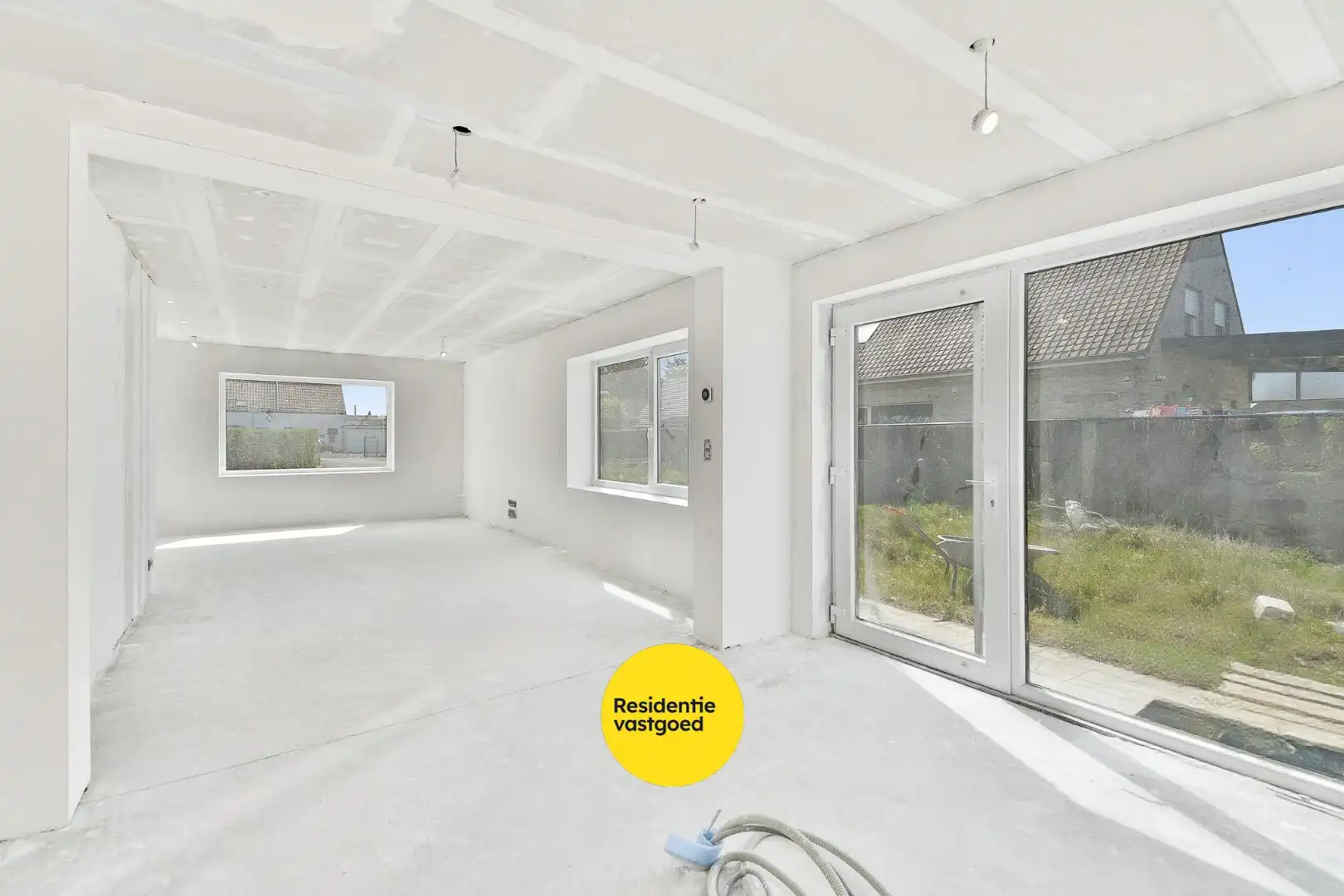 Woning met reeds aangevatte renovatie en veel potentieel foto 9