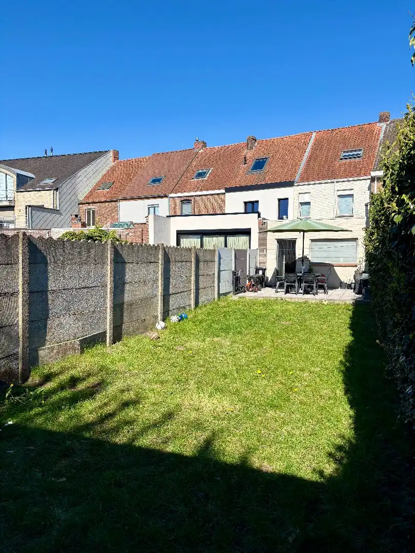 Hoofdfoto van de publicatie: Centraal gelegen woning met 3 slaapkamers en tuin te koop in Kuurne