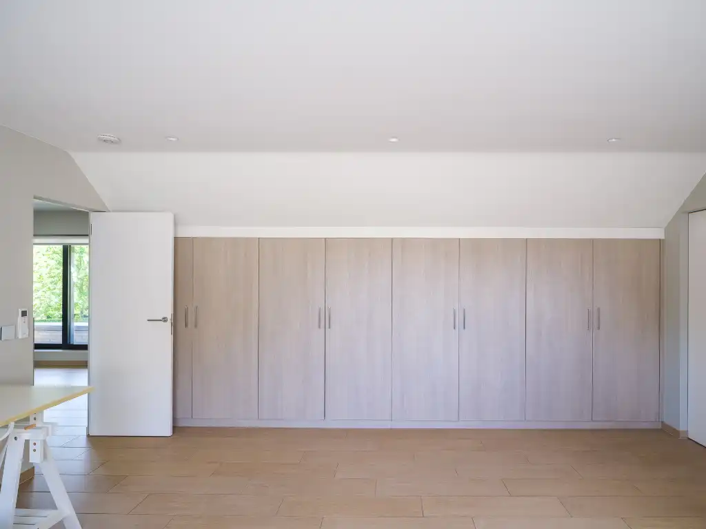 Imposante villa (BJ 2015) met onder meer een buitenzwembad en een sfeervol ingericht bijgebouw met sauna foto 24