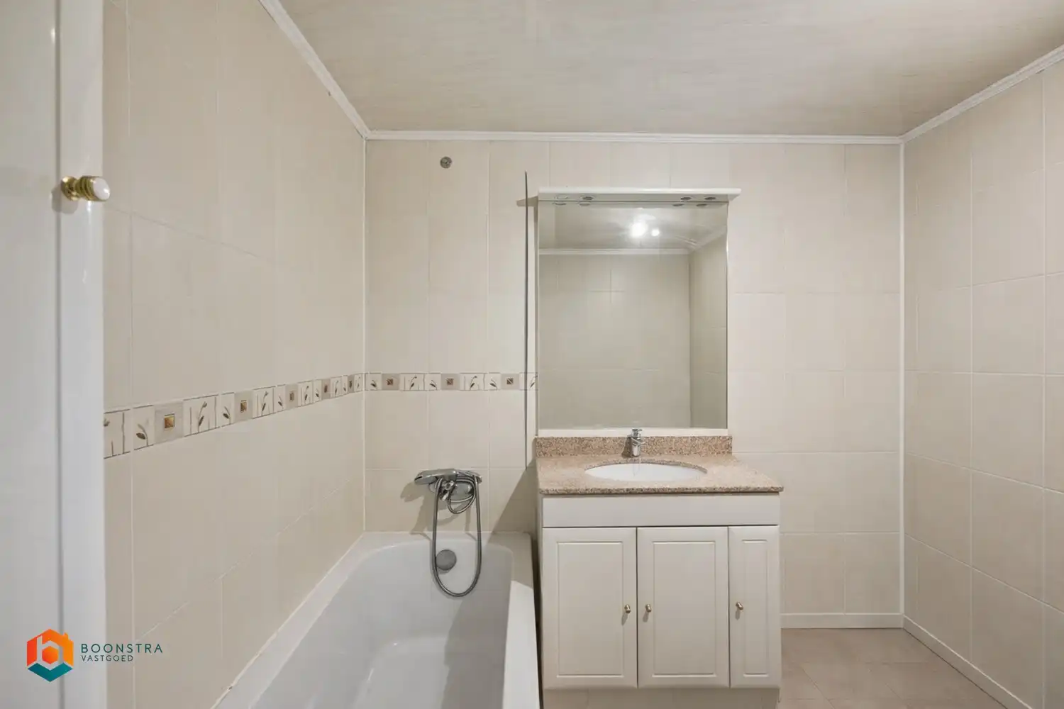 Te renoveren woning met 3 slaapkamers, tuin en garage foto 8