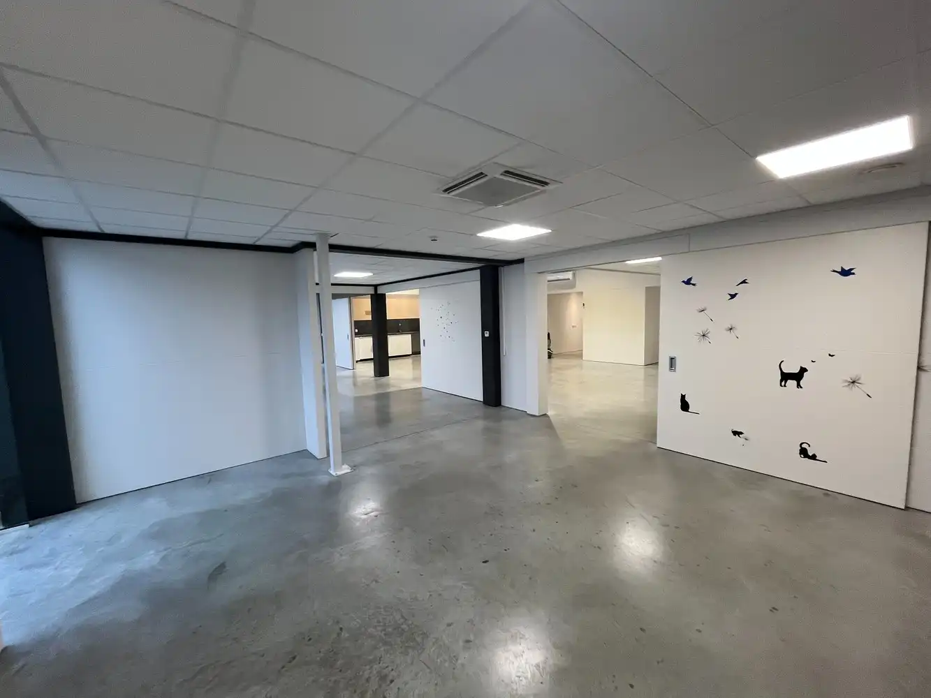 Bedrijfshal met kantoor foto 12