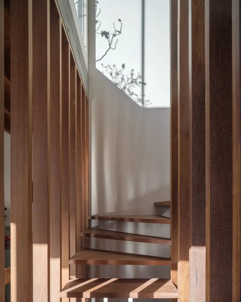 Architectuur, centrum Gent – Genereuze split-level woning met bijzondere ruimtelijkheden, dakterras, en achterliggende polyvalente praktijkruimte. foto 6