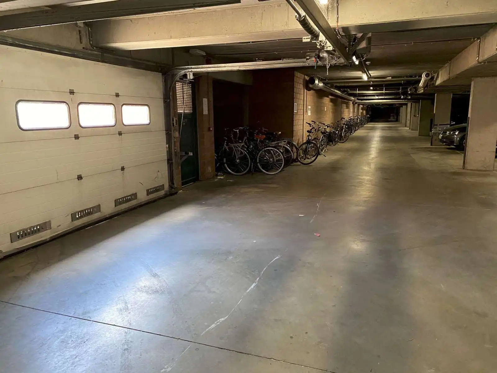 Overdekte, afgelijnde parkeerplaats te huur in centrum Leuven foto 3