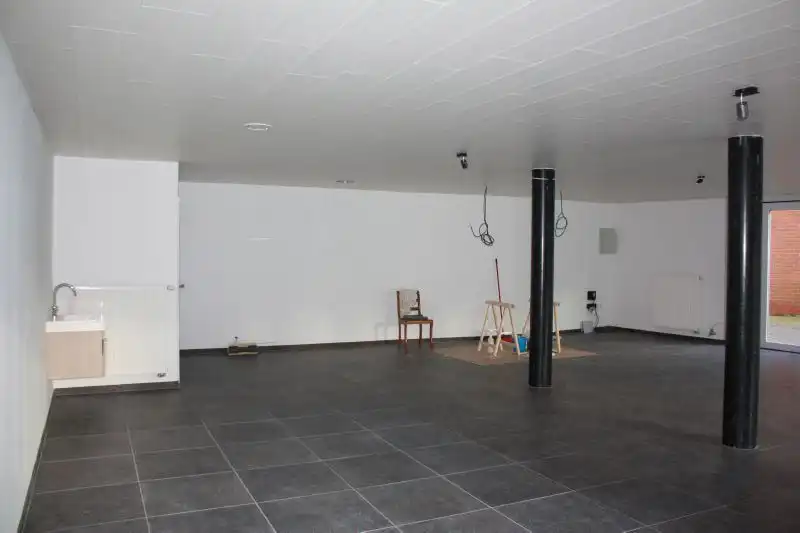 Ruim handelspand op 30 meter van de markt. foto 5