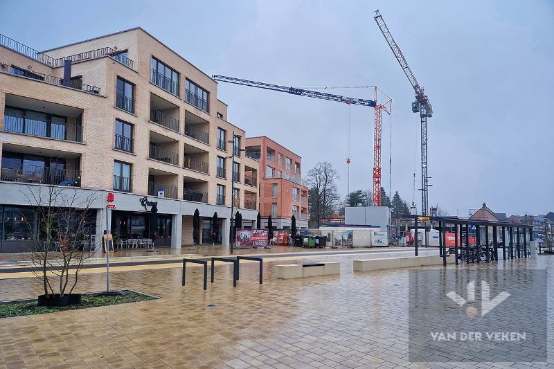 Casco en centraal gelegen nieuwbouw handelsgelijkvloers (160m²) met gezellig terras (130m²) foto {{pictureIndex}}