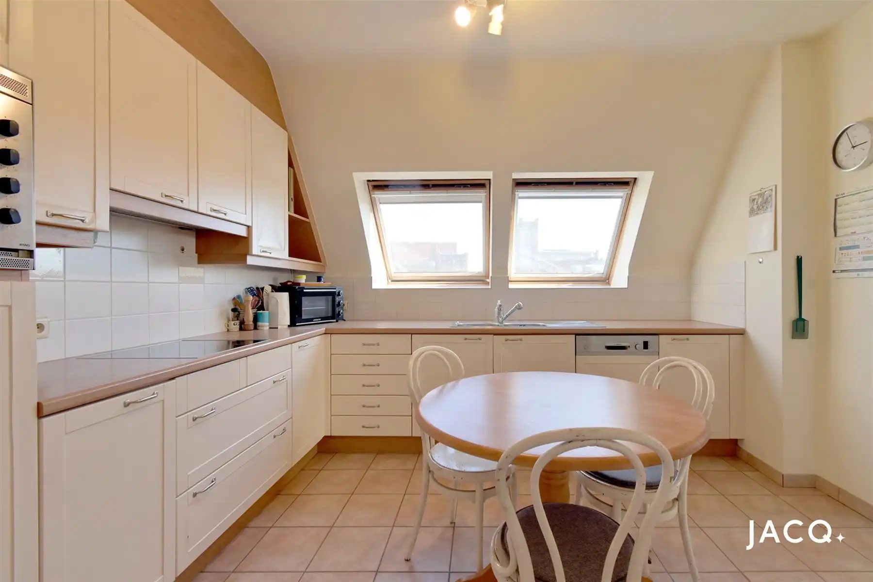 Instapklaar dakappartement met 2 à 3 slpk's, terras en mogelijk autostaanplaats! foto 8