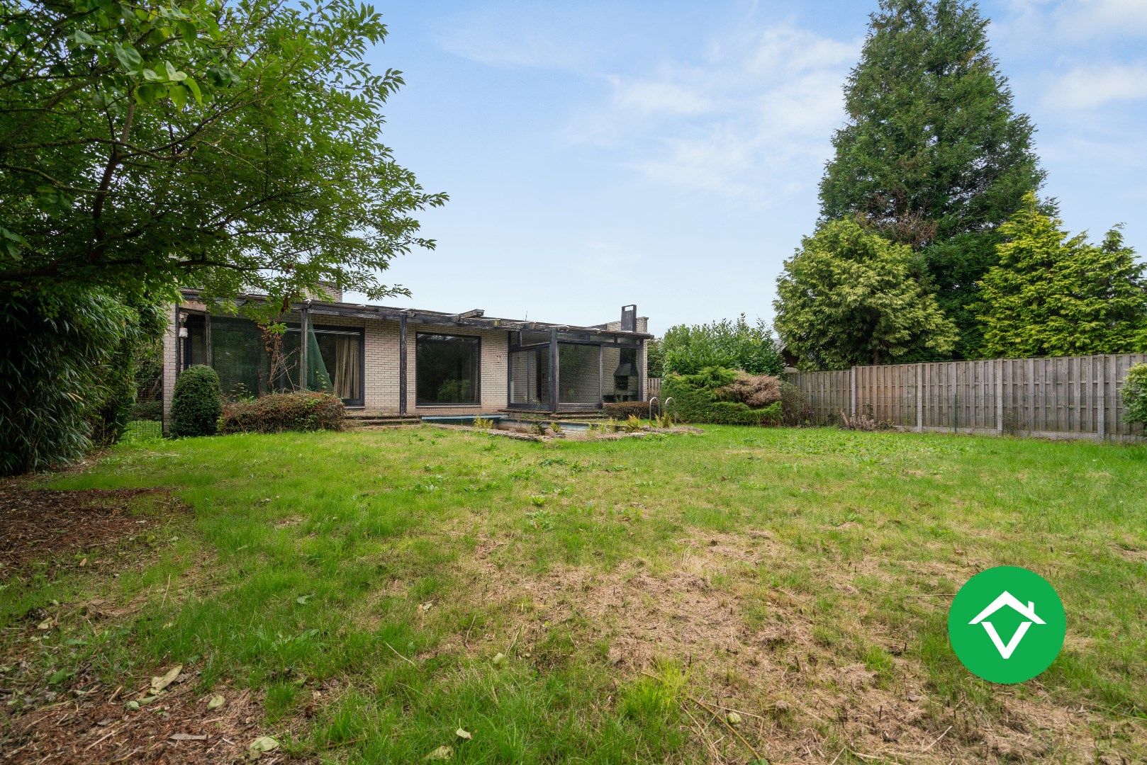 Ruime, onder kelderde architectenwoning met 3 slaapkamers, tuin en zwembad foto 22