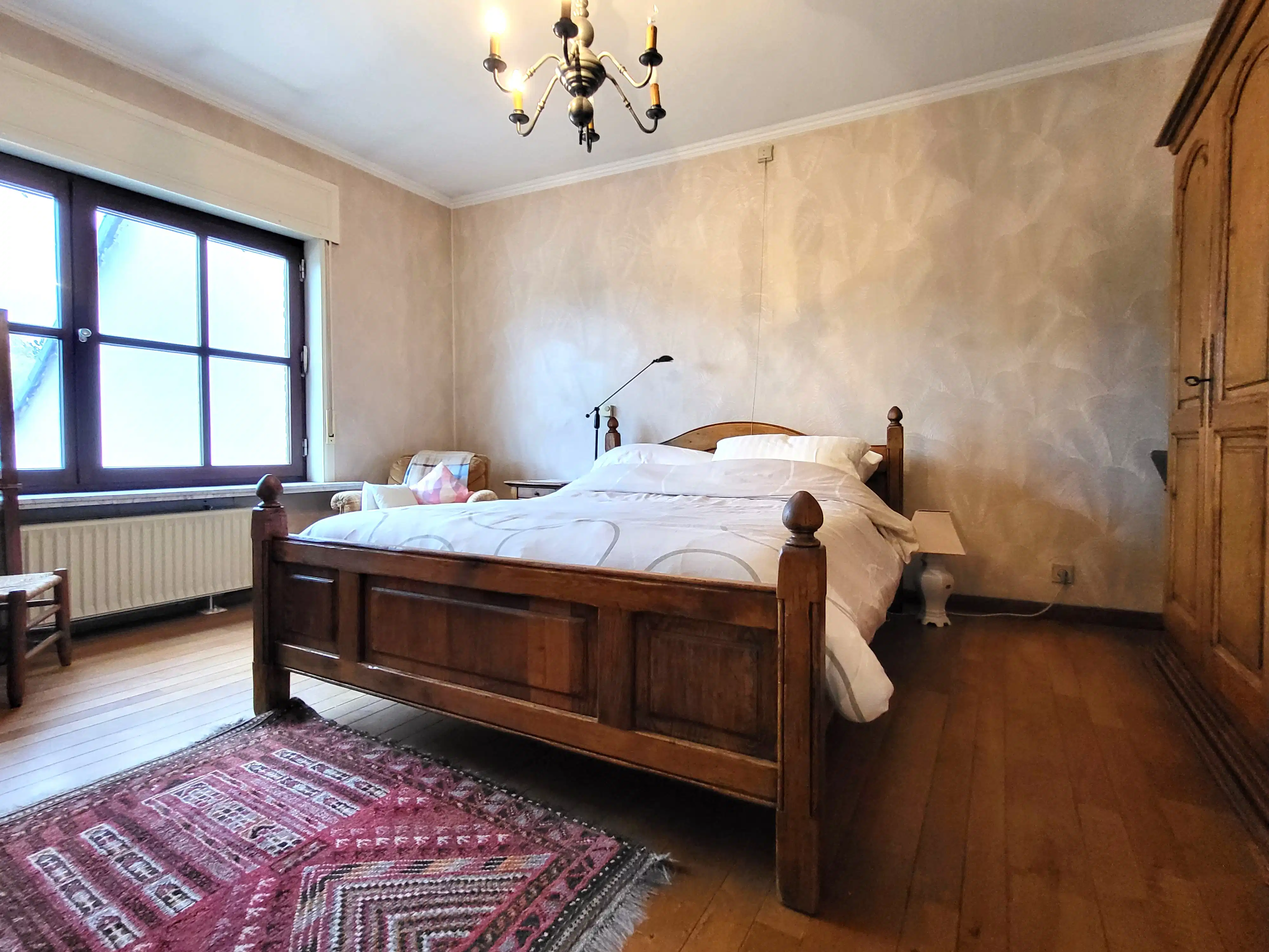 Dit veelzijdige pand met een grondoppervlakte van 240 m² combineert een ruime commerciële gelijkvloerse verdieping met een comfortabel appartement op de eerste verdieping. foto 12