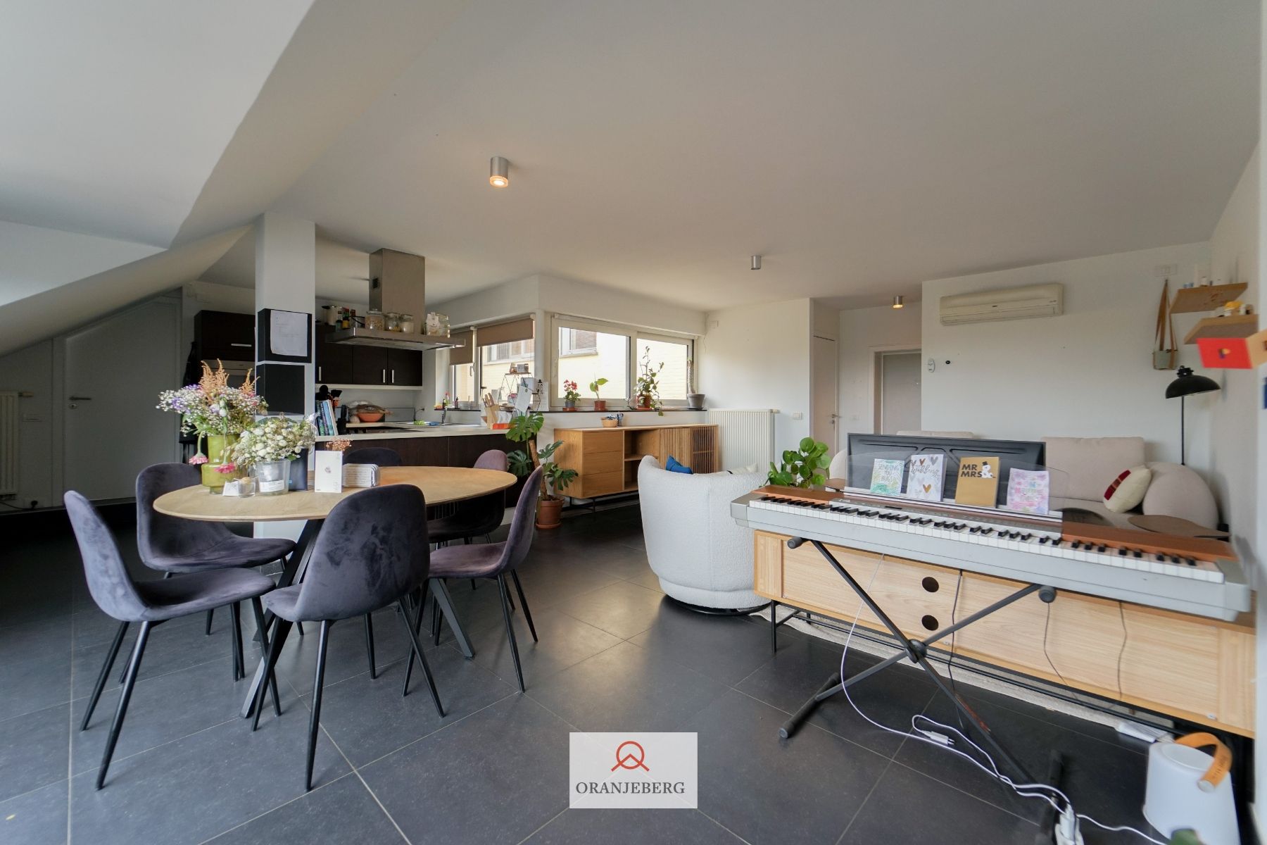 Centraal gelegen 2 slaapkamer-appartement met zicht op de Coupure! foto 10