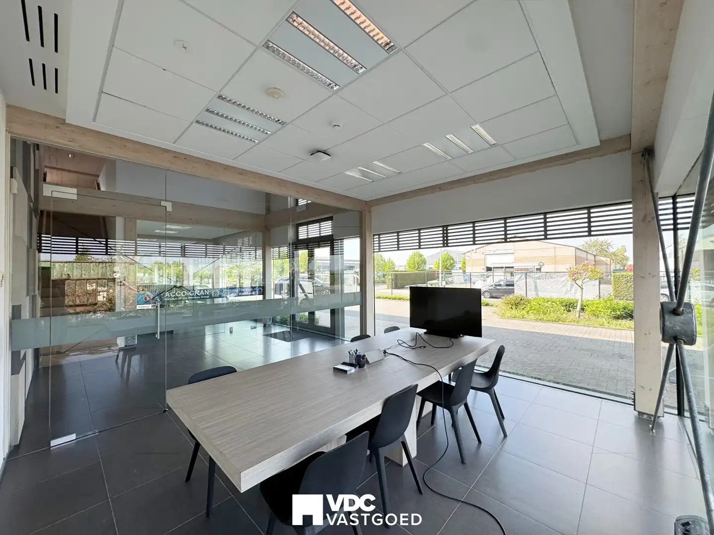Representatief bedrijfscomplex met kantoren, dubbele industriehal, vergaderfaciliteiten, woongelegenheid en zonnepanelen foto 10