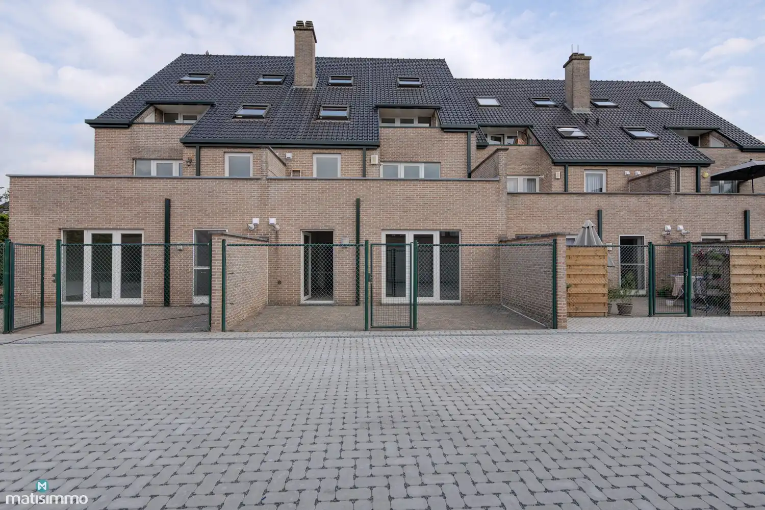 INSTAPKLAAR GELIJKVLOERS APPARTEMENT MET 2 SLAAPKAMERS, BERGING EN AUTOSTAANPLAATS NABIJ HET CENTRUM VAN BILZEN foto 18