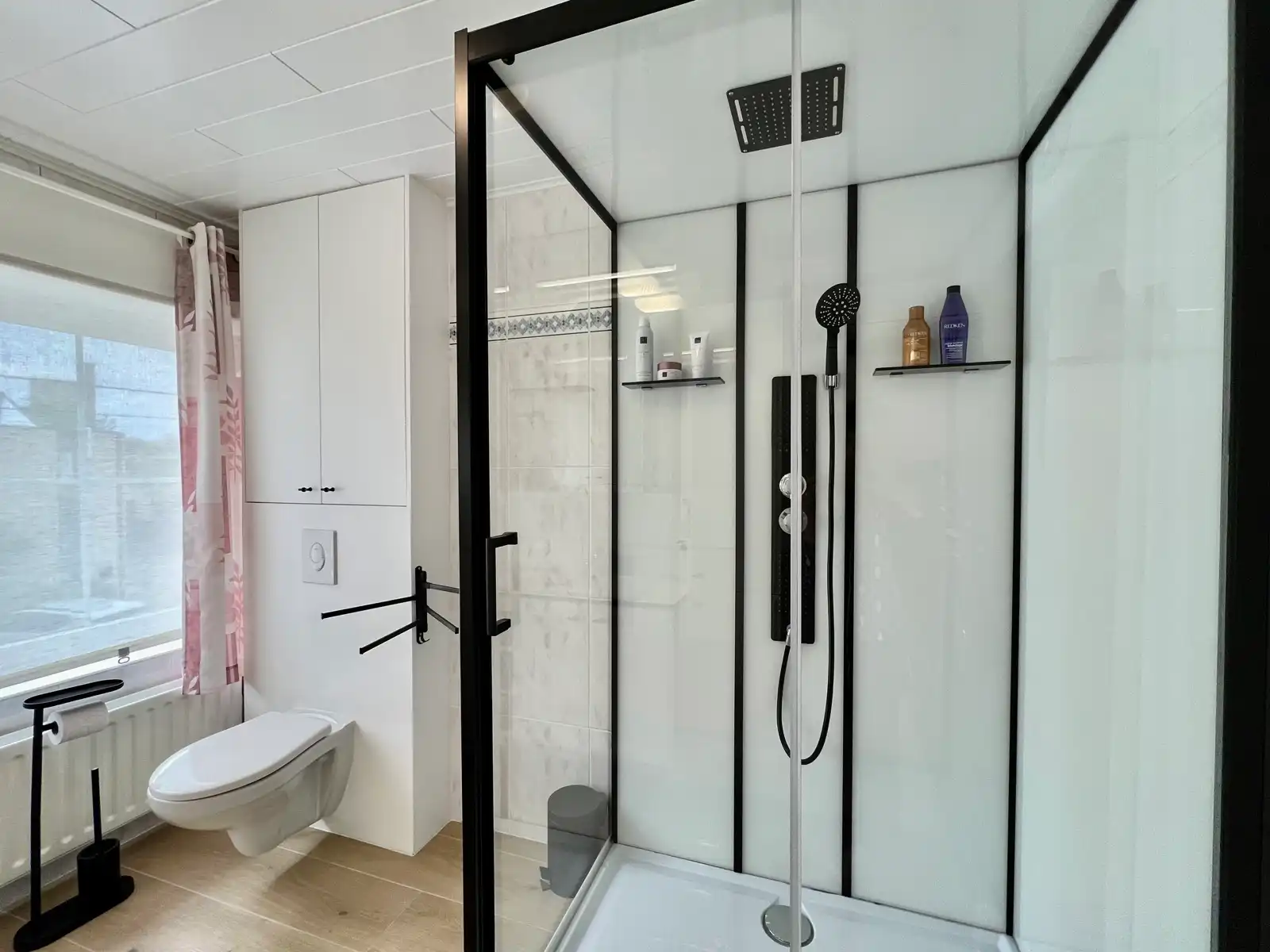 Ruime woning met 6 slk, 2 badk, 2 keukens en dubbele garage foto 32