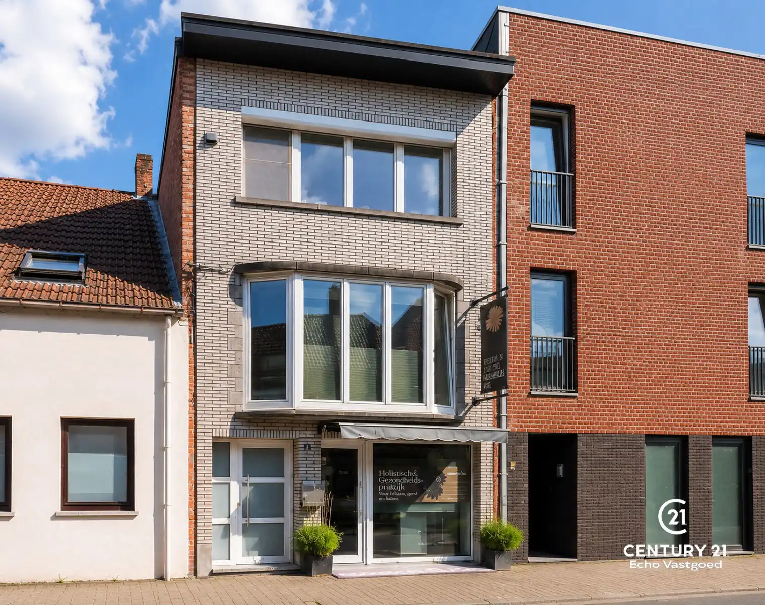 Instapklaar, energiezuinig wonen mét handelsruimte en garage foto {{pictureIndex}}