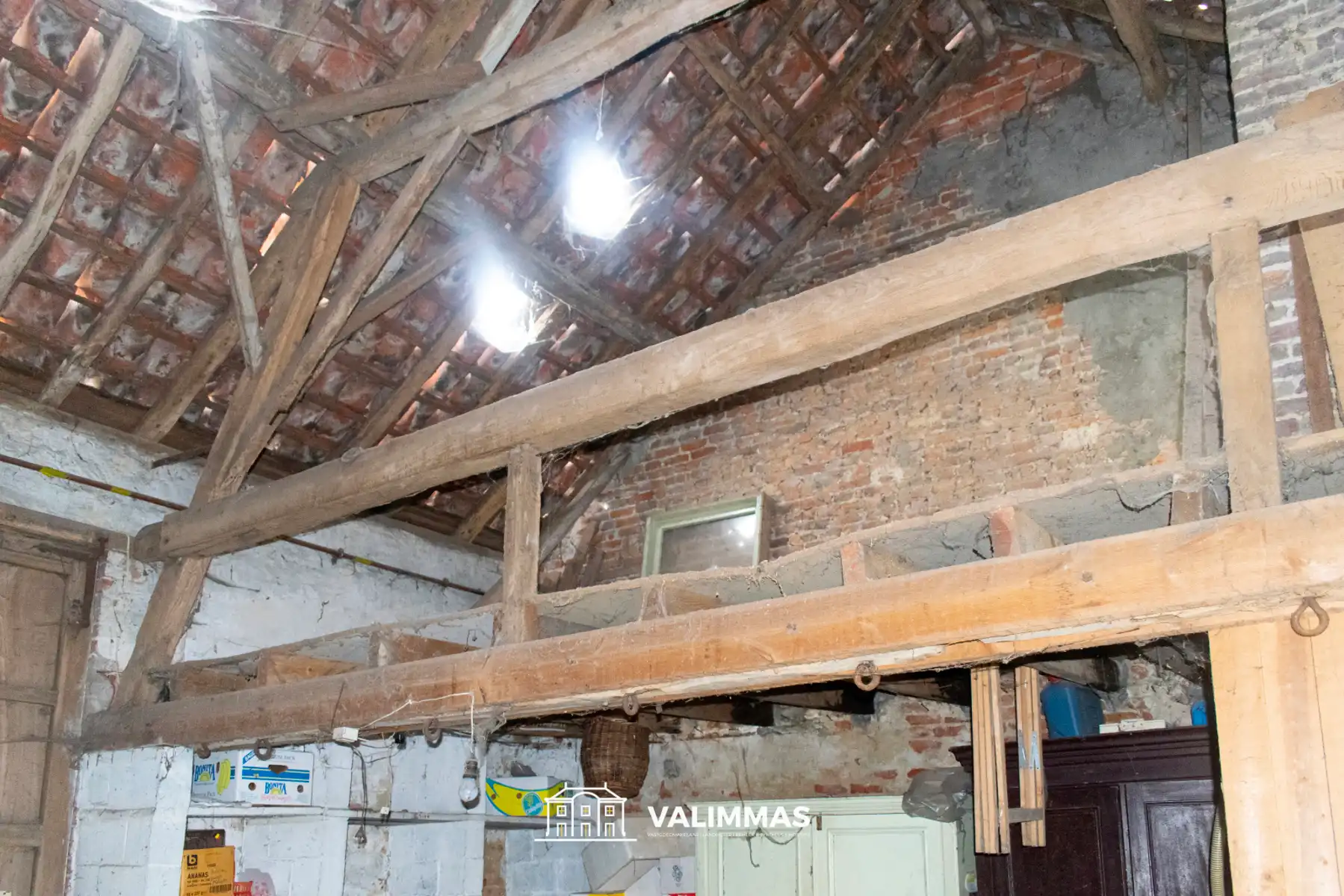 Ruime, nog te renoveren hoeve met tuin, garage & bijgebouwen foto 22