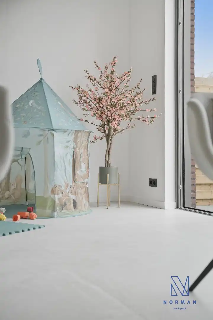 Instapklare, volledig gerenoveerde woning te koop met EPC A, uitgerust met zonnepanelen, drie slaapkamers en een aangelegde tuin. foto 4