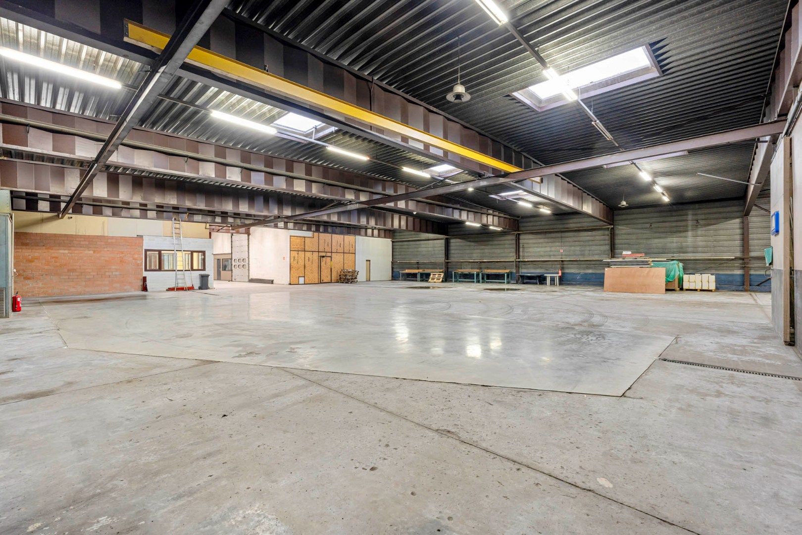 Bedrijfsgebouw met kantoren, magazijnen en woonst - groot 2580 m² foto 18
