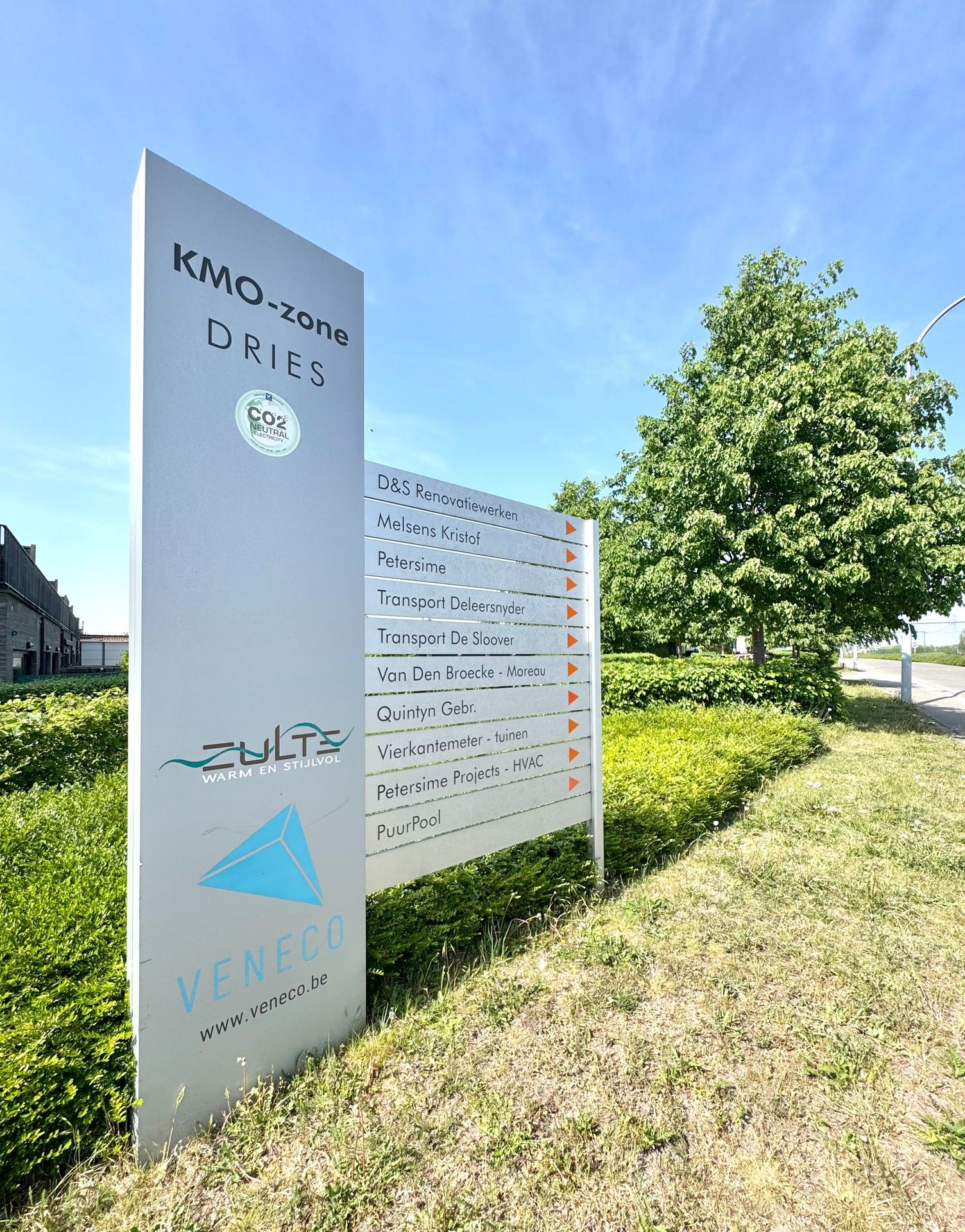 MAGAZIJN MET BURELEN IN KMO ZONE INDUSTRIE foto 2