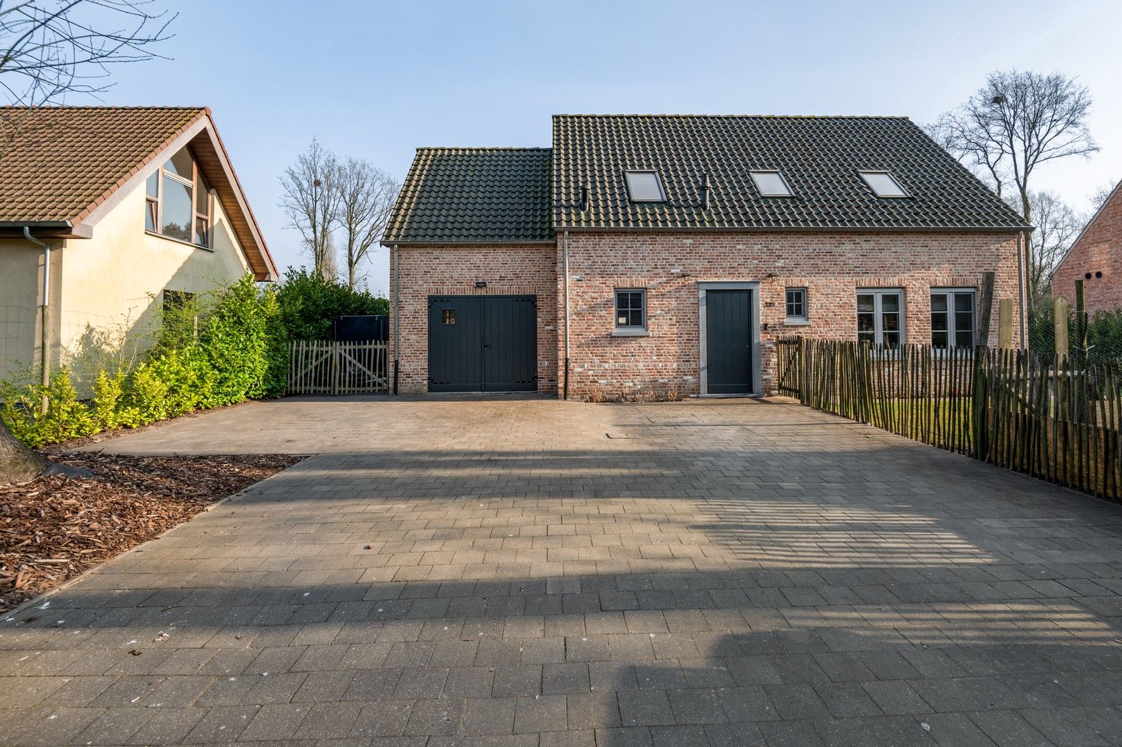 Vrijstaande jonge woning op een zonnig perceel van 1.001 m² foto {{pictureIndex}}