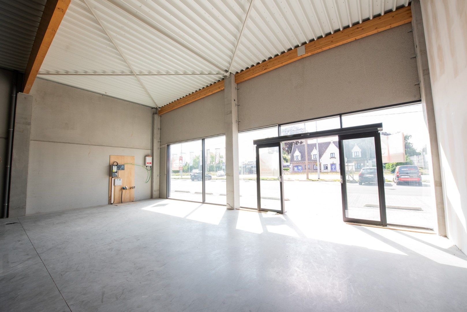 TE HUUR – Nieuwbouw commerciële unit (473 m²) in modern retailcomplex foto 3