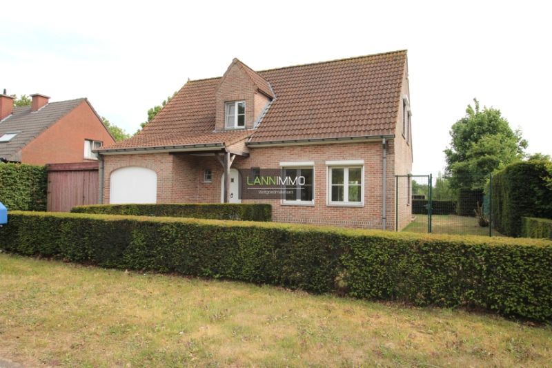 Instapklare woning met 3 slaapkamers en 2 garages foto {{pictureIndex}}