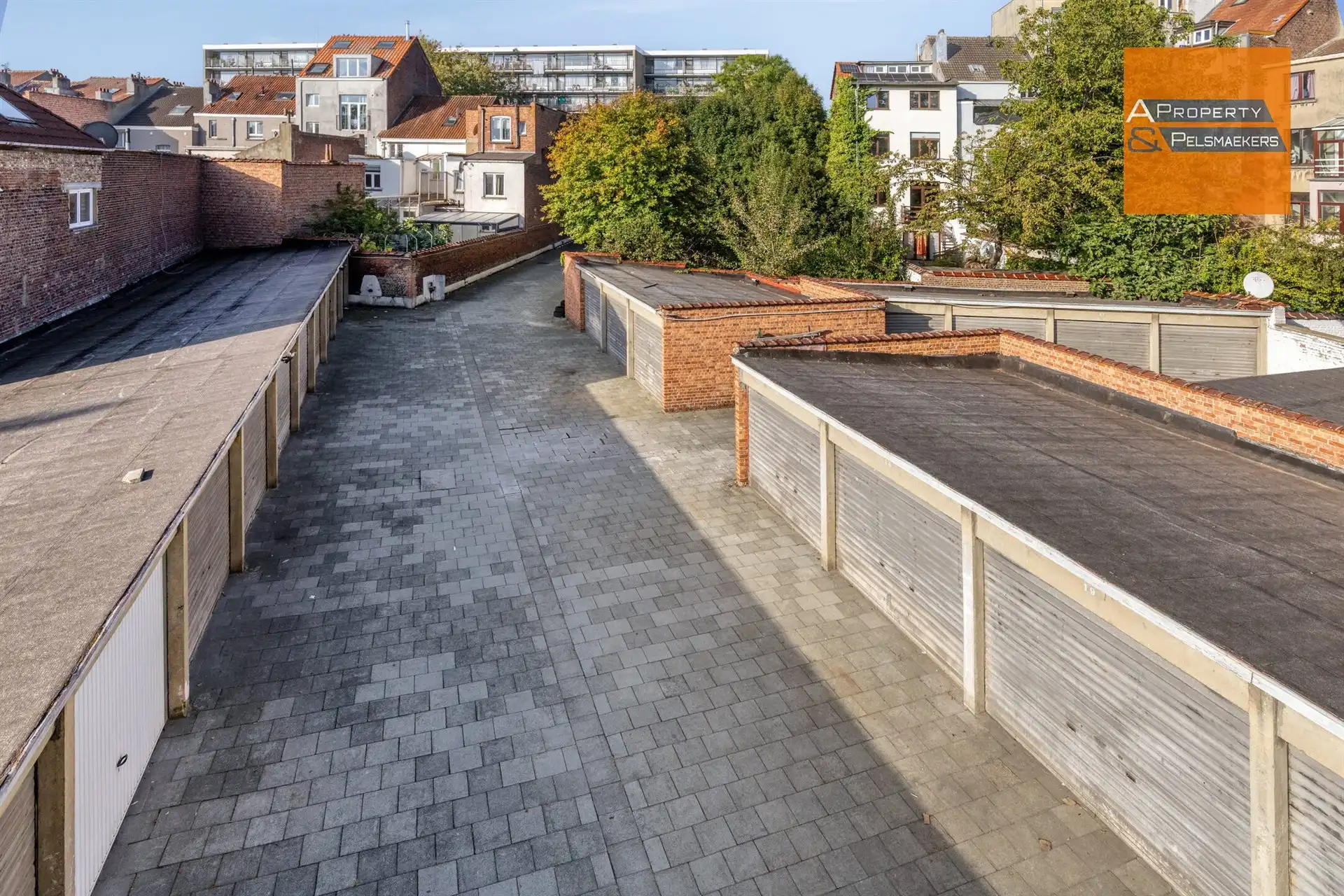 BOD AANVAARD 29 gesloten garageboxen te koop in een lot. foto 11