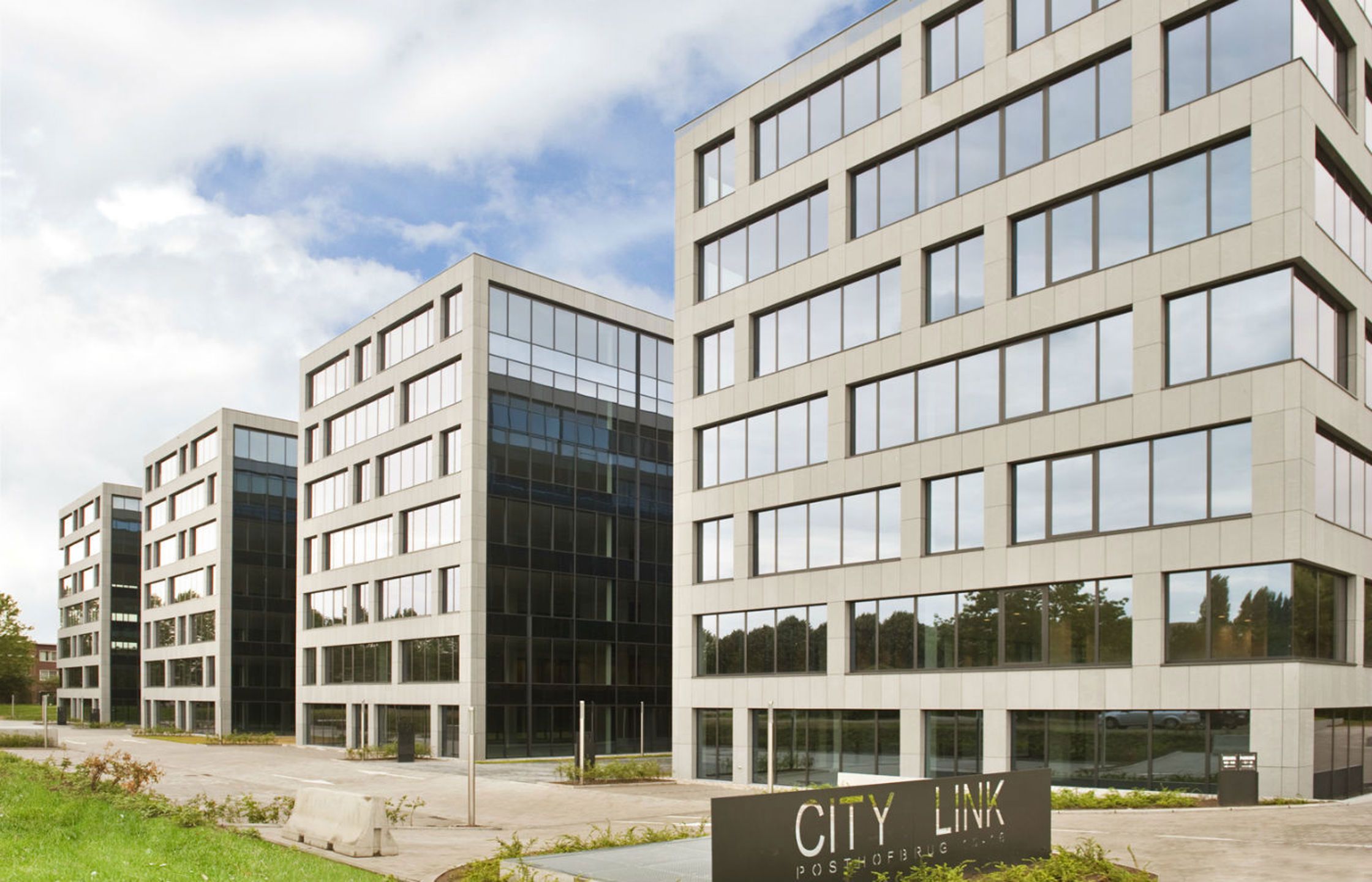 CITY LINK - Kantoren te huur te Berchem!  foto 1