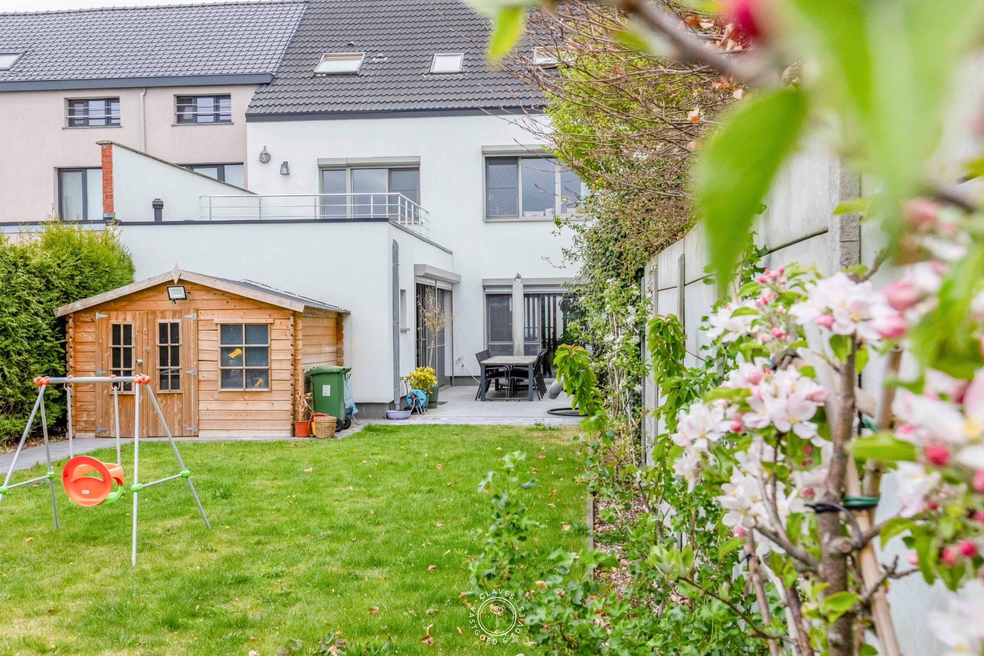 Unieke, ruime gezinswoning met 5 slaapkamers en 3 badkamers op topligging foto {{pictureIndex}}