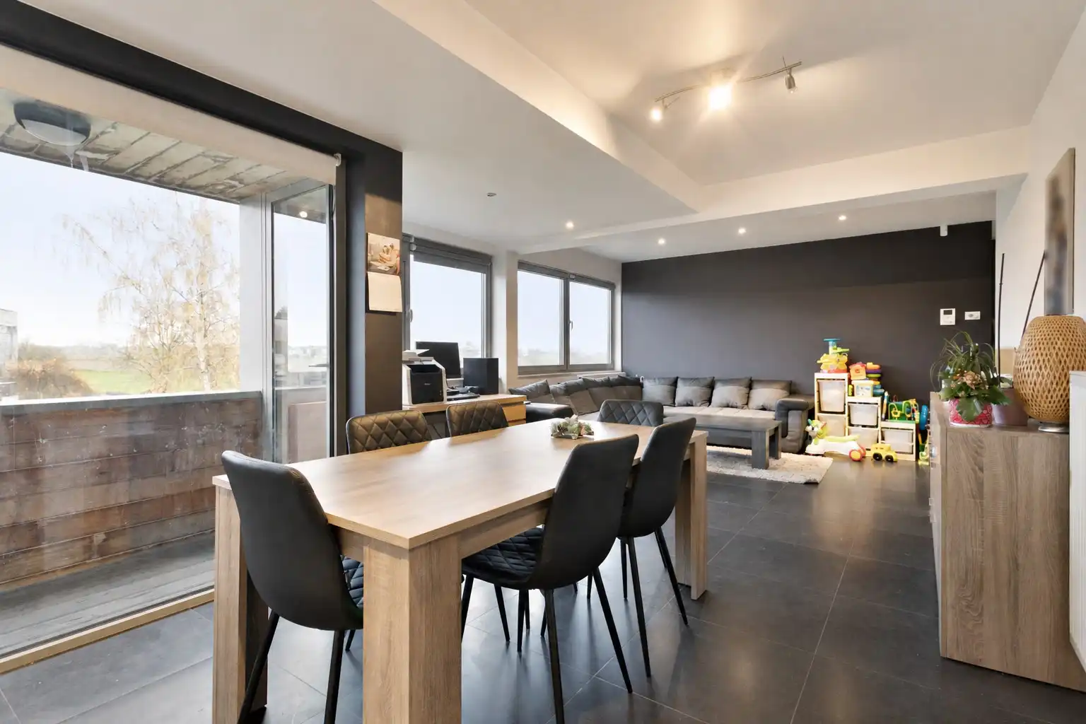 Recent lichtrijk 2slpk-appartement met terras, garagebox en kelder foto 8