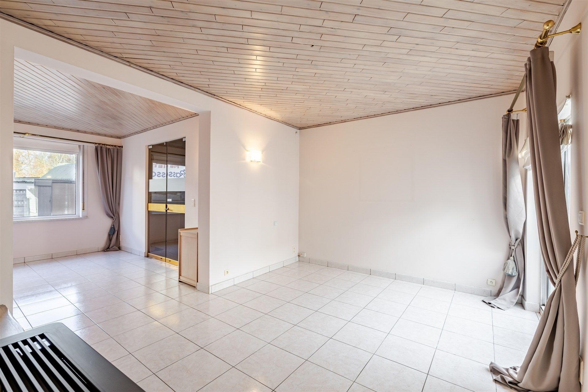 Gezellige rijwoning met uitzonderlijke grote tuin en externe garage in hartje Schellebelle foto 4