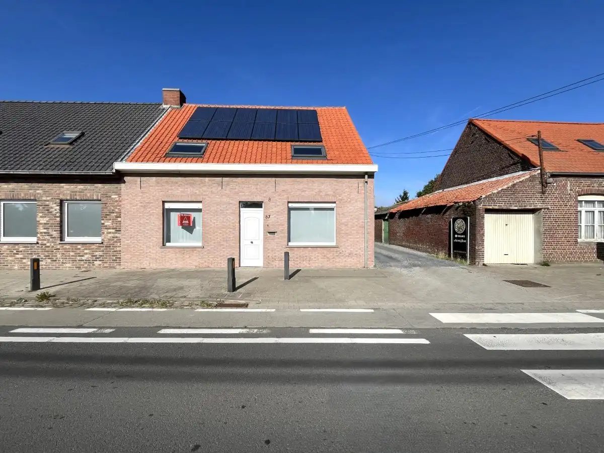 Langemark – Halfopen woning met 3 slaapkamers, tuin en carport foto {{pictureIndex}}