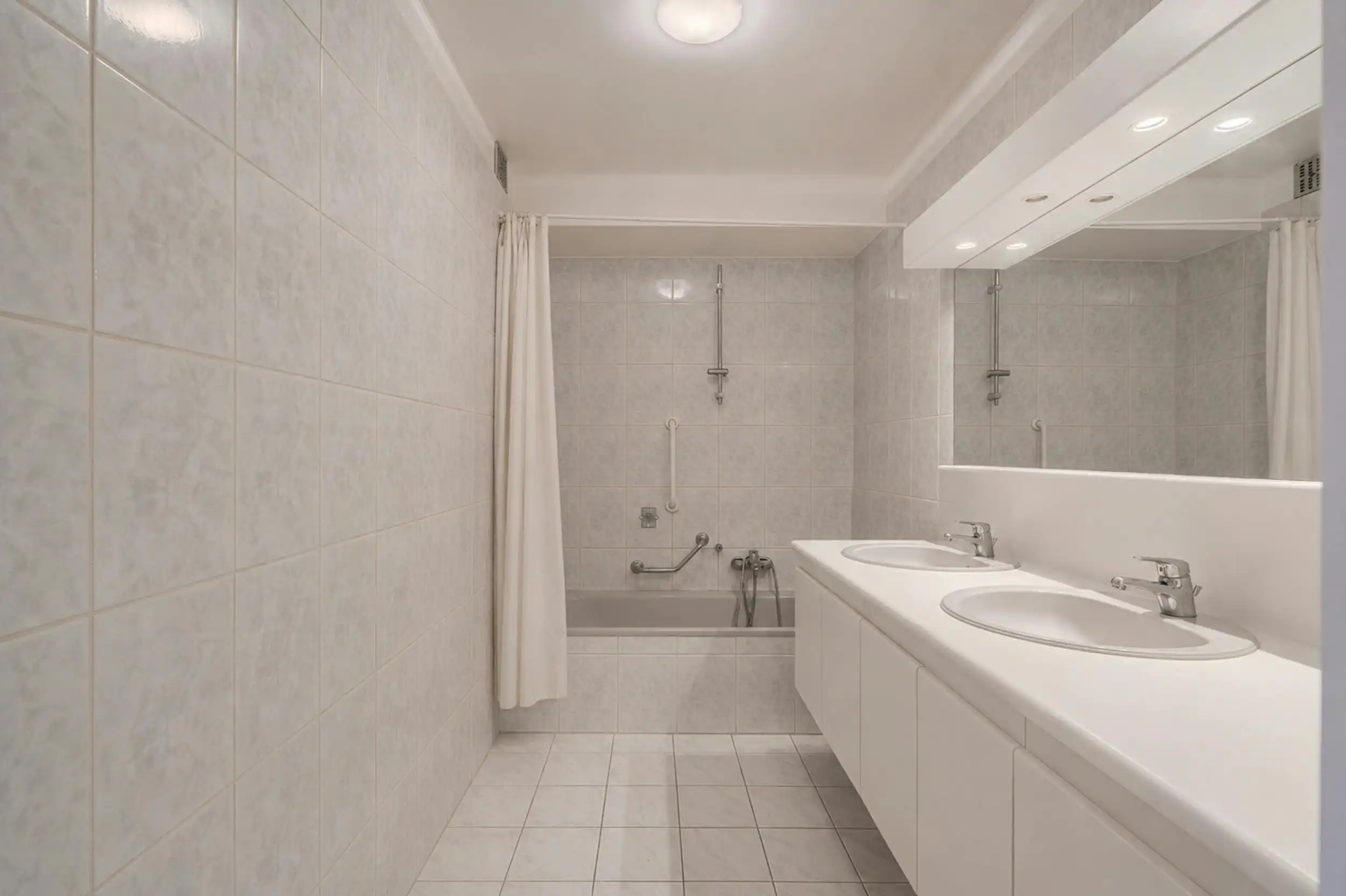 Instapklaar appartement met twee slaapkamers en terras foto 5