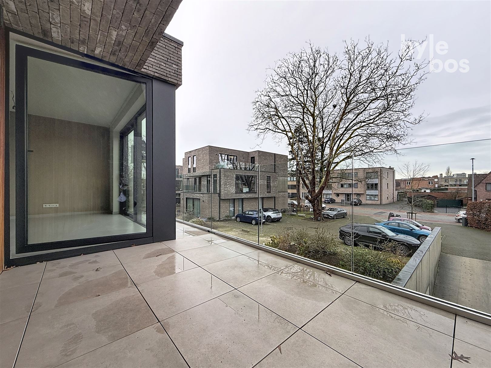 Instapklaar 2 slaapkamer appartement met garage foto 16